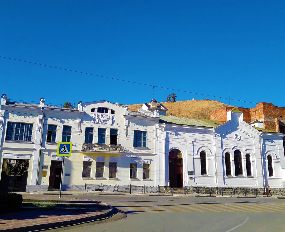 Прогулка по городу-герою Керчи, старые здания, парк и набережная