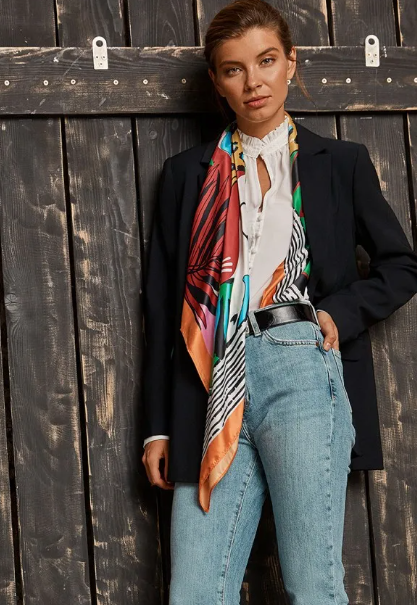 Что видим в качестве базы: джинсы, жакет и белую романтичную блузу, ремень. Дополняем всего одним ярким, акцентным аксессуаром, и образ заиграл. (Ссылка на пиджак под цифрой 1 вы найдете в конце статьи) 