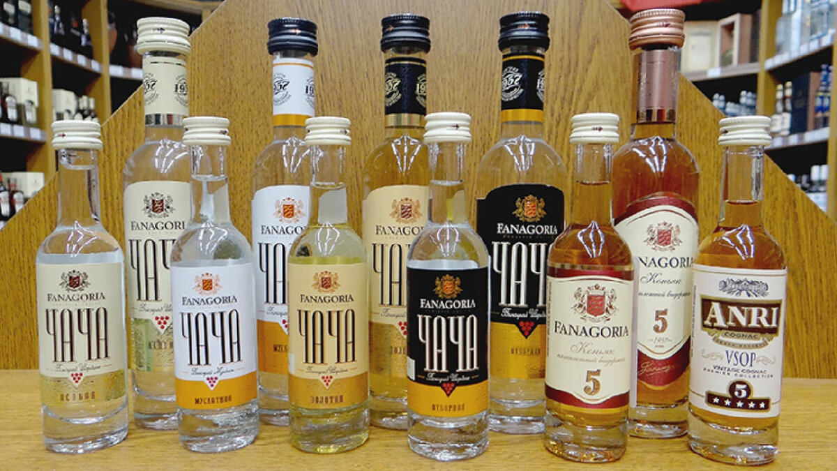 Существует как домашнее (кустарное), так и промышленное производство на ликёро-водочных заводах, рецепты которого варьируются. Для изготовления чачи используются некондиционные для виноделия (недозревшие) гроздья винограда вместе с гребнями и отжимки, остающиеся после производства вина.

Основное сырьё в Восточной Грузии — виноград сорта Ркацители, в Аджарии и Абхазии — Изабелла и Качич. Перегоняется два, реже один раз. Полученный виноградный спирт крепостью от 70 до 80° разводят водой до нормы и бутилируют. Некоторые сорта выдерживают в дубовых бочках.