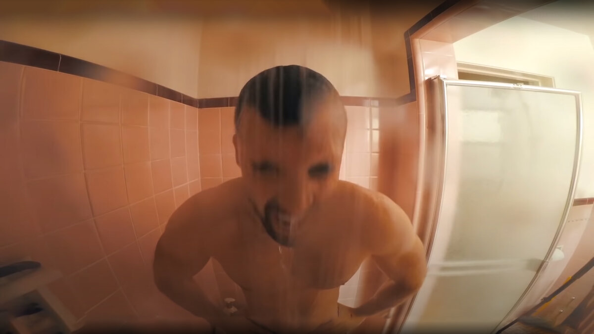 Мэтт Давелла, холодный душ. (Скрин из Ютуба).