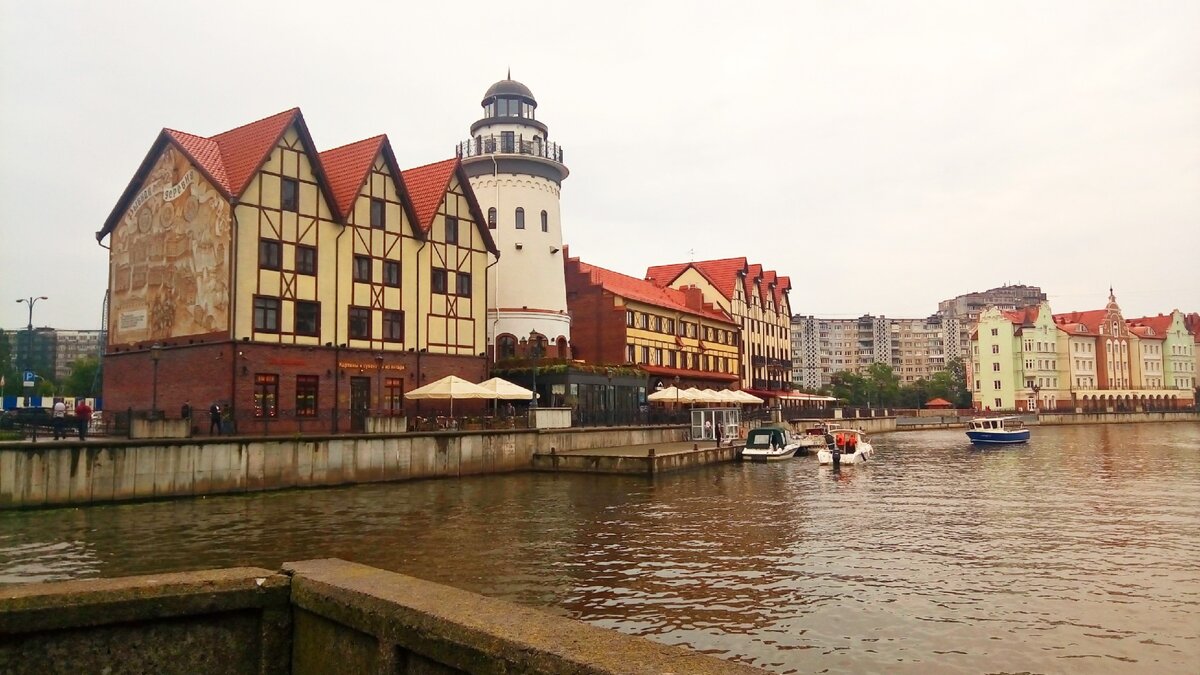 Выглядит очень по-европейски, особенно в контрасте с многоэтажками на заднем плане.