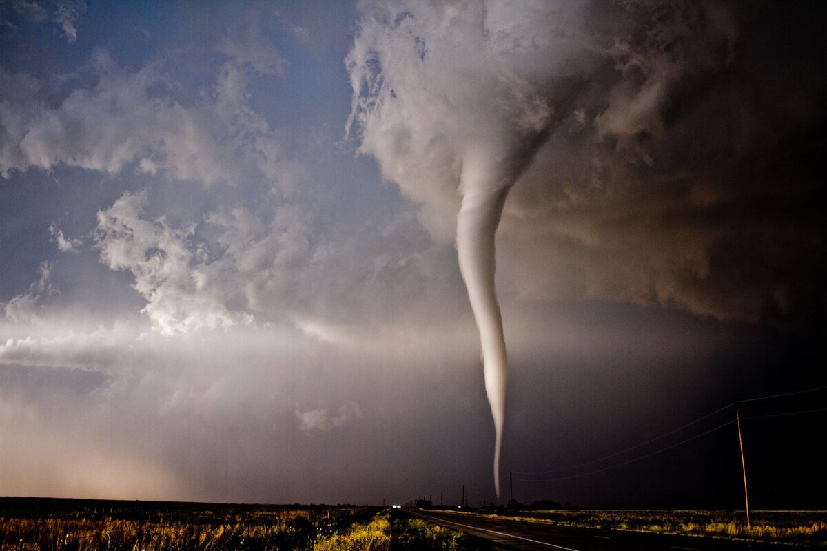 Tornado tws. Смерчи и Торнадо. Бичеподобный смерч. ТАНАДО. Циклон природное явление.