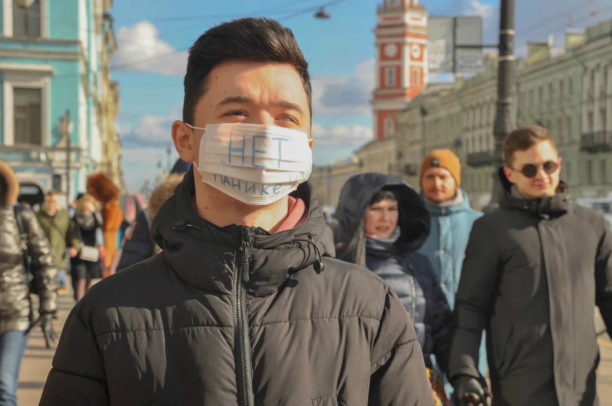 Закрыть петербург. Масочный режим в Питере. Петербург люди в масках. Петербург люди. Люди в масках на улице СПБ.