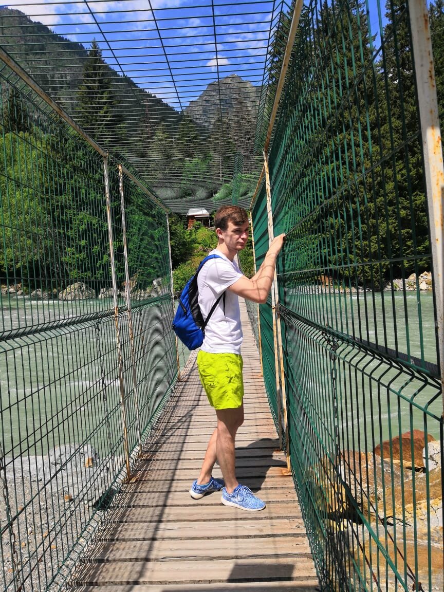 Мост через реку, где начинается тропа к озерам