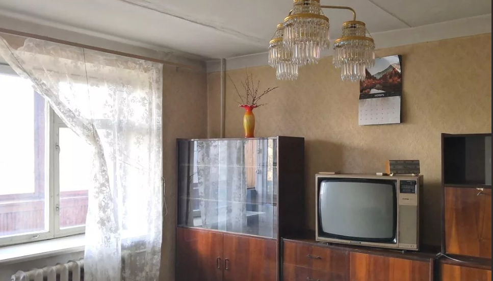 » Как лучше клеить обои – до самого потолка или с отступом от потолка