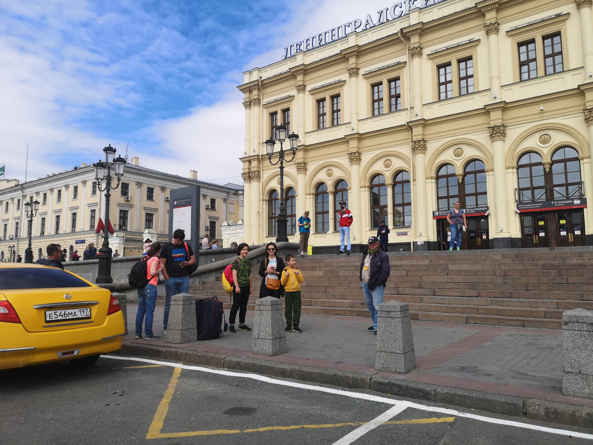 Открыли сообщение с Москвой? Открыть то открыли, да никто не едет! Кроме нас, в вагоне человека три.