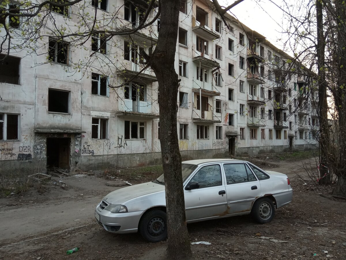 Показываю находки в заброшенных жилых домах. Нашёл много советских вещей,  среди которых были и медали📷 | ОБРАТНАЯ СТОРОНА | Дзен