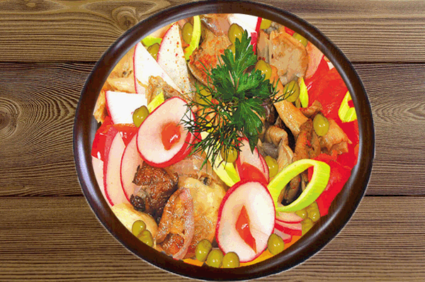 Салат из жареной телятины с грибами и овощами