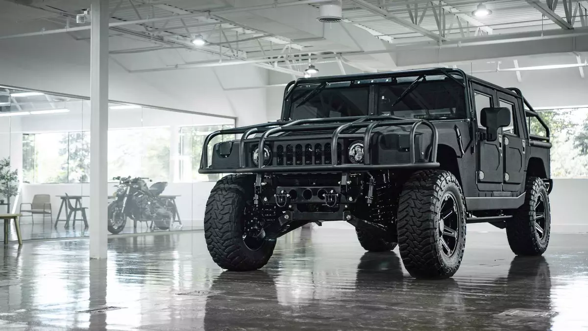Не можете найти гражданскую версию Hummer H1? В Mil-Spec Automotive они рады отточить свои края!