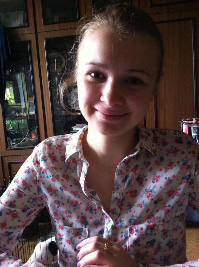 Вот была я когда-то журналисткой, потом бизнес-леди, потом увлеклась театром . Драматургия занимала всю мою жизнь. А потом я стала репетитором. Самым обычным домашним учителем, репетитором по русскому языку. Стала помогать старшеклассникам готовиться к экзаменам. Меня радовала смена профессии - опять новые знания, можно применить свой опыт, получить хорошие результаты - а чем бы я не занималась, я привыкла добиваться высоких результатов. Леночка - моя самая первая ученица. Она приходила ко мне домой на уроки с восьмого класса. Мы с мужем называли ее "кукла" - такой она была хорошенькой, веселой, доброй. Вместе с ней в течение четырех лет я оттачивала свое мастерство педагога. Наблюдала, верны ли мои методы. Леночке было со мной интересно. И это меня радовало и давало надежду на то, что мои уроки она усвоит на долгие годы. Леночка по моему предмету стабильно была отличницей, но за год до поступления я отправила ее на подготовительные курсы в университет - не смогу, сказала, дать тебе больше знаний, чем ты получишь там. Но она вскоре вернулась ко мне опять - "Марина Феликсовна, мне с Вами надежнее!" Так и шли мы с ней рука об руку от экзамена к экзамену. Сегодня Леночка уже специалист по рекламе, работает в крупной корпорации в Москве.

