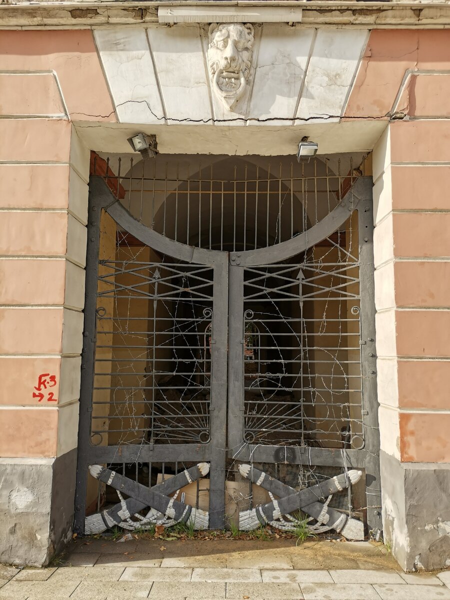 Центральные ворота выглядят устрашающе