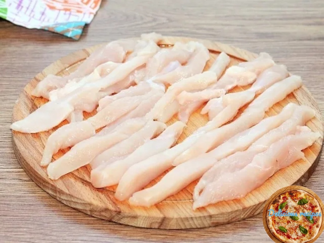 1. Замаринуем курочку. Куриную грудку нарезать небольшими порционными полосками и выложить в миску.