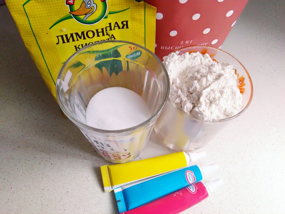 Отмеряет стаканами ингредиенты. Про масло не забудьте, у меня самое дешевое куплено за 70 р 0,9 литра. Фото автора.