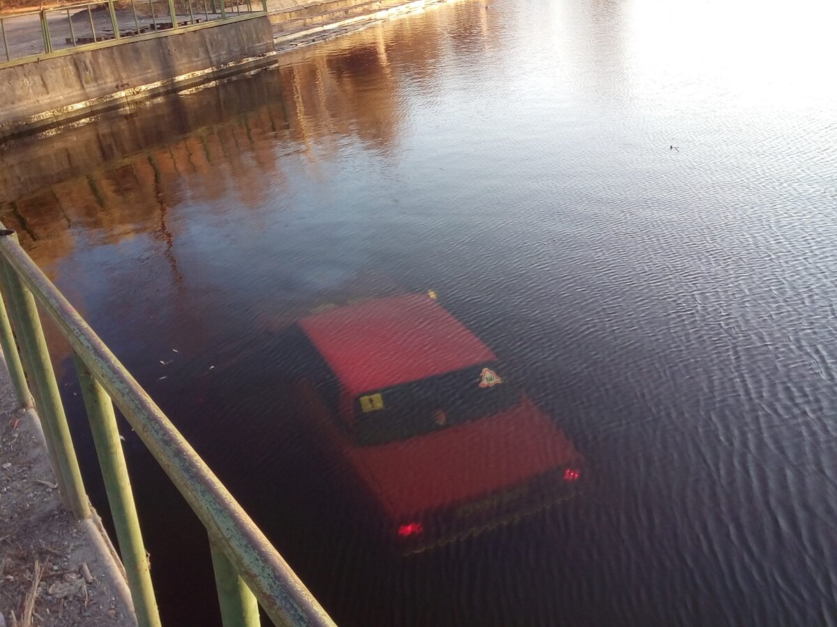 Во сне машина упала. Утонувший автомобиль. Машина утонула в реке.