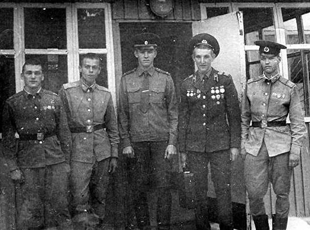 Наш герой расположен на фотографии второй справа.