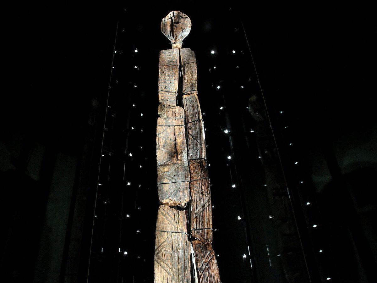 Шигирский идол. Фото с сайта Свердловского областного краеведческого музея 