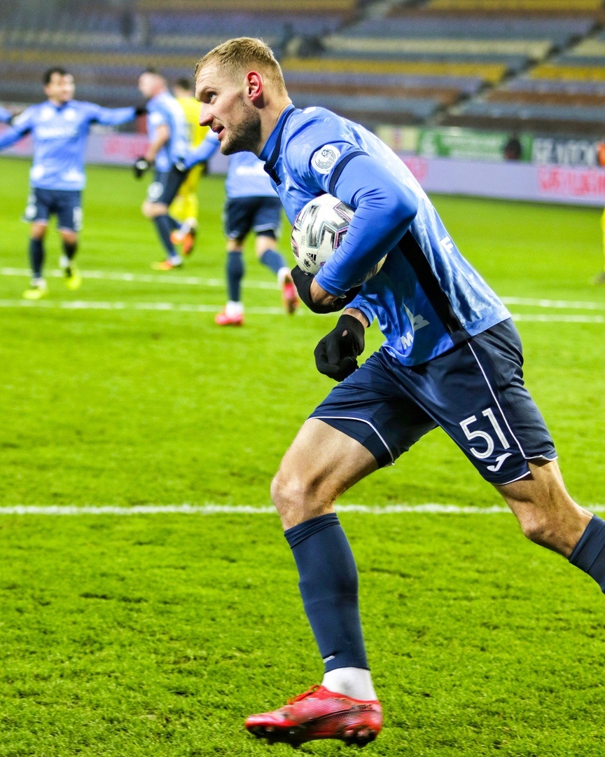 Кубок Беларуси по футболу второстепенный трофей в нашей стране. Однако он преподносит нам сюрпризы и захватывающие матчи. Так в 1/8 финала на «Борисов Арене» проходил матч между местной командой «БАТЭ» и гостями из Бреста. В прошлом году трофей над головой подняли борисовские футболисты. И от этого матч был еще зрелищнее.  Игра начиналась в 18:45. Я сожалею тем, кто ее не смотрел. В ней было всё! Итак, переходим к матчу…