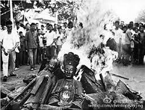 Подстрекаемые «кампанией по уничтожению четырёх пережитков», люди громили храмы и уничтожали статуи Будды на ранних стадиях культурной революции. (Image: Kanzhongguo)