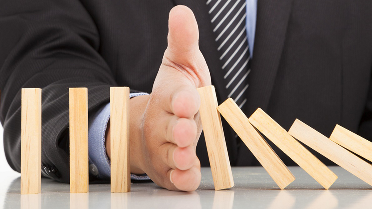 Юрист должника решает задачу возбуждения дела о банкротстве. Источник фото: https://clck.ru/SSJnS