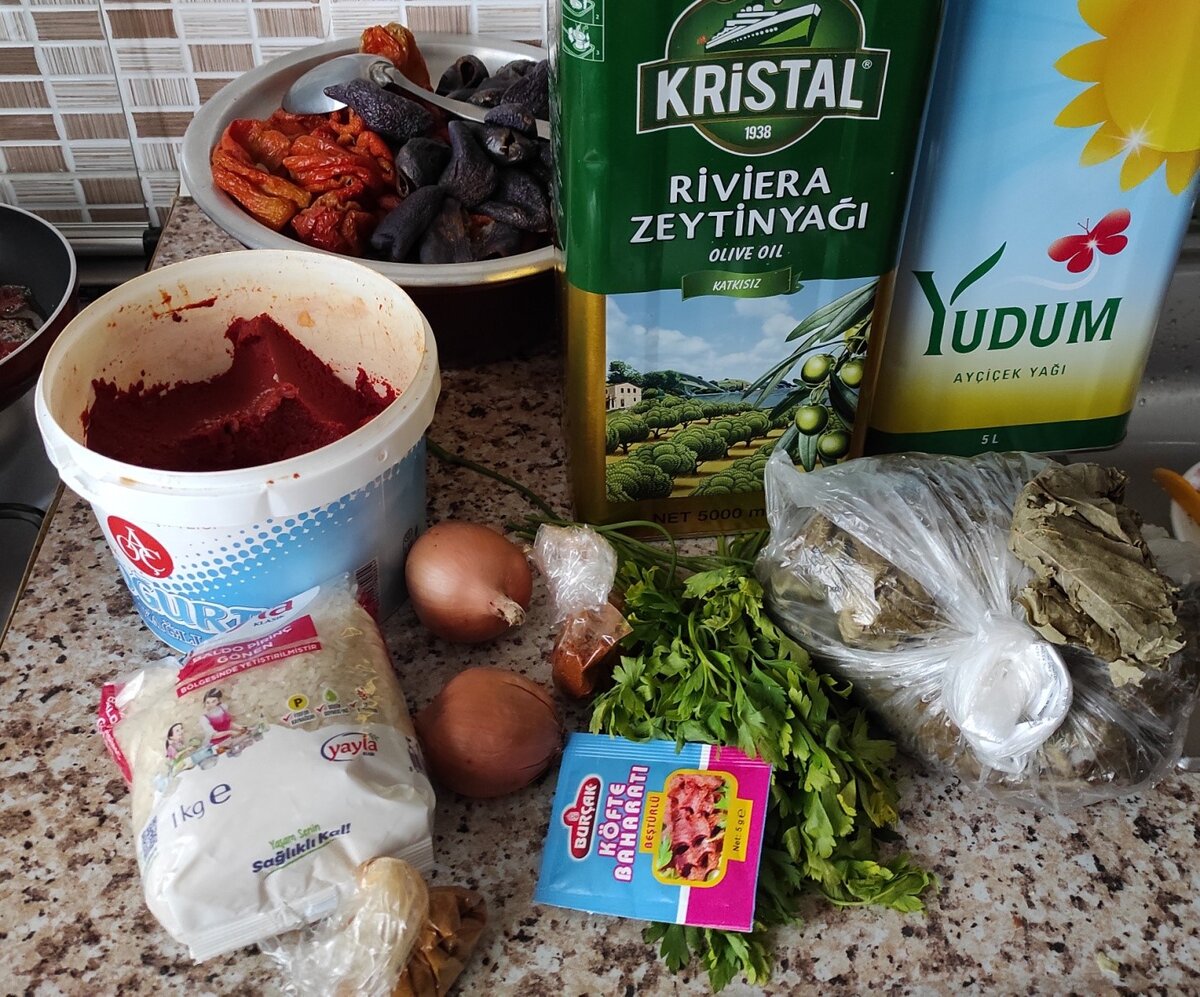 рис, лук, томатная паста, зелень, виноградные листья, перчики для фарширования (если есть) оливковое масло и специи.