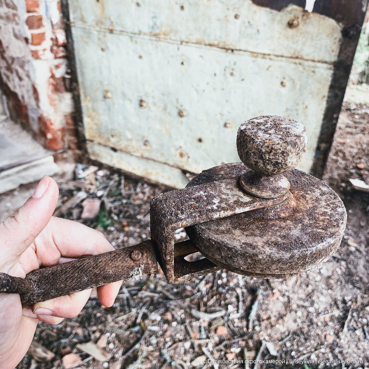 Церковные находки копателей. Необычные находки в лесу. Клады в заброшенных домах. Нашёл камень. Необычные вещи найденные на заброшках.