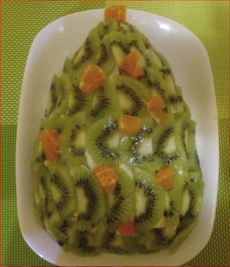 Салат с киви в виде елочки, фото автора
