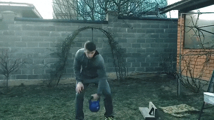 Скручивание на плечи и корпус. Спина строго прямая