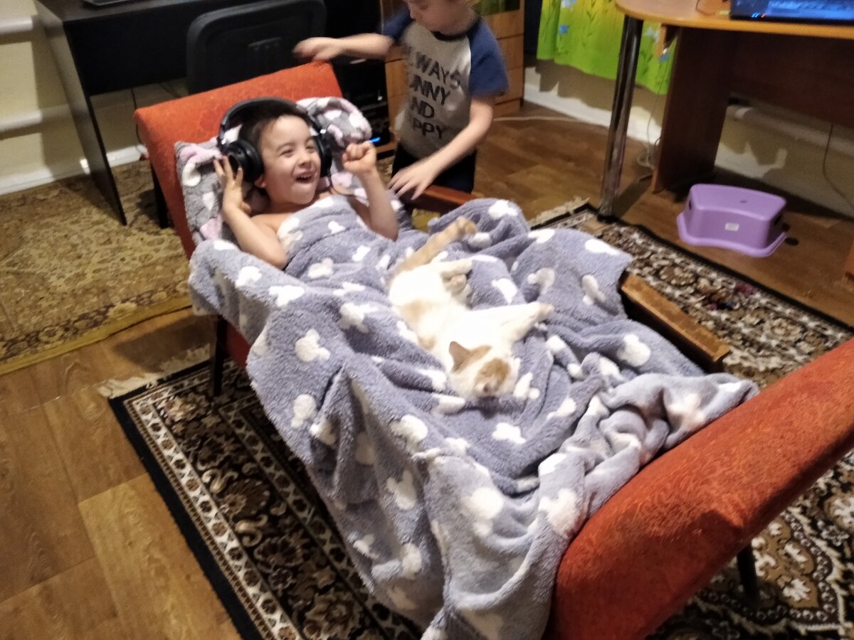 Кот, конечно, тоже присоединился. 