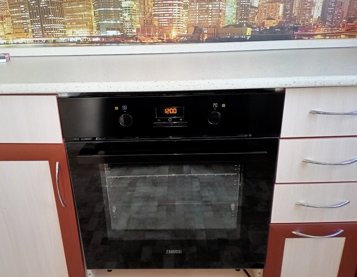 Духовка электрическая ZANUSSI, встроенная. В новой кухне.