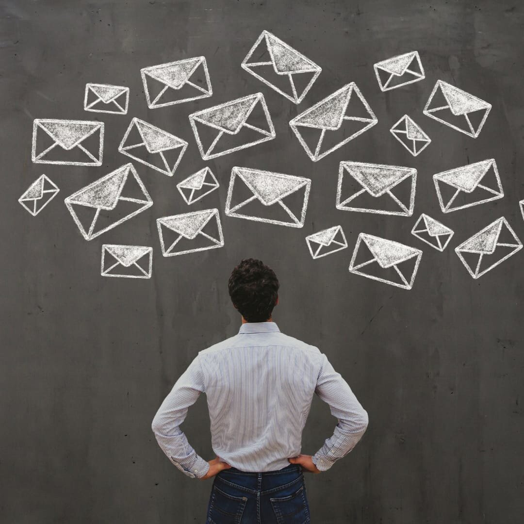 Как понять, что ваша рассылка работает? Хотя бы по коэффициентам просмотров. Если этот показатель низкий или падает, значит, ваши сообщения не смотрят. Такое может происходить из-за 6 ваших ошибок. Представляем их список и действенные методы борьбы за просмотры. 