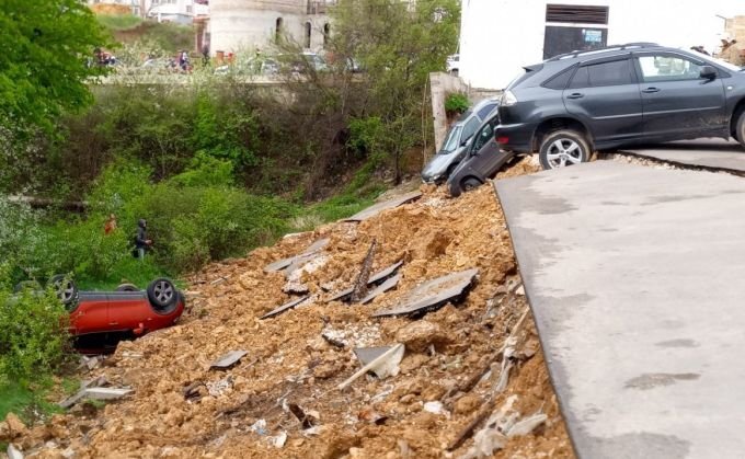 Обрушение подпорной стены у дома № 2-Б на проспекте Победы. Источник: forpostsevastopol.ru