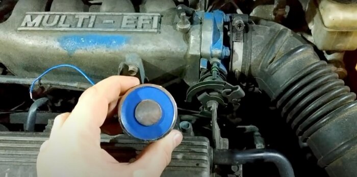 Заботиться об автомобиле не так уж легко, как может показаться на первый взгляд. Его нужно качественно чистить и обслуживать, а иногда и спасать в экстренных ситуациях или когда он капризничает. В этом случае как нельзя лучше выручают проверенные, простые и доступные лайфхаки, которыми уже пользуются многие автолюбители. Novate.ru предлагает подборку полезных и креативных решений для самых разнообразных задач, связанных с заботой о своей любимой машиной.