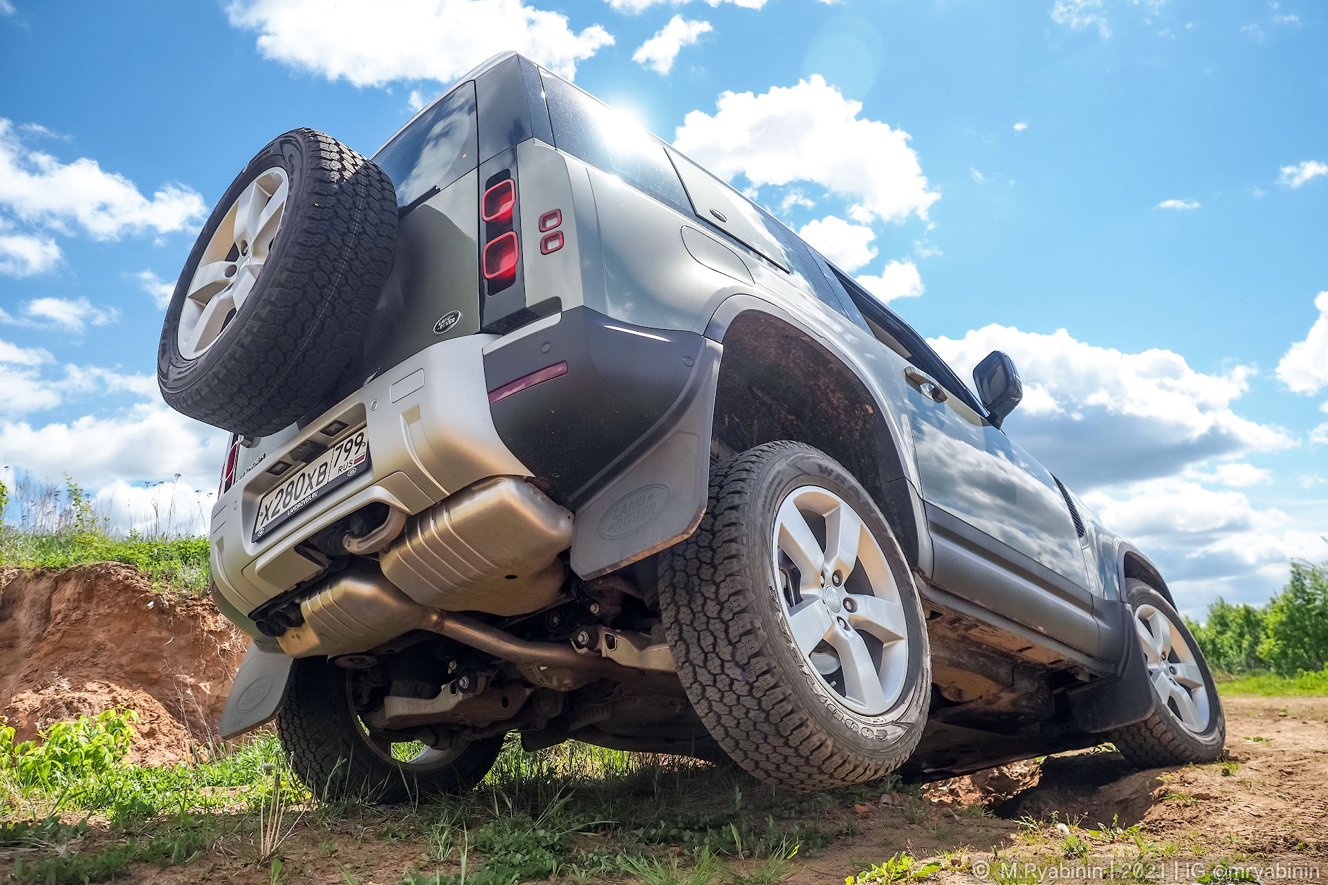 У меня короткий – это звучит гордо! Тест нового Land Rover Defender 904