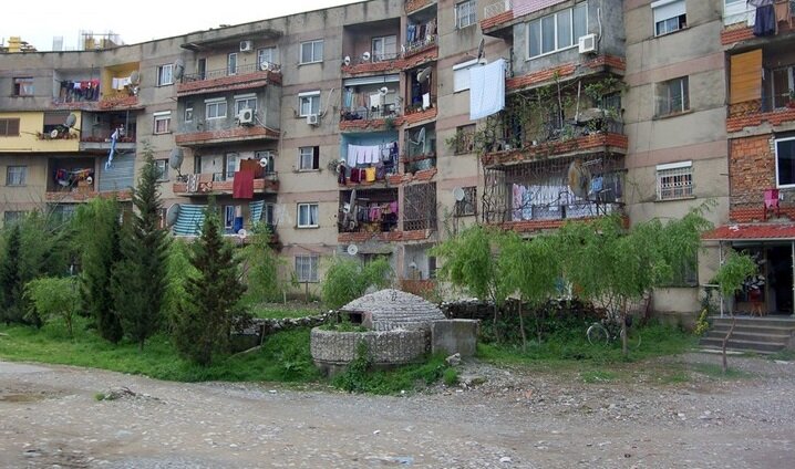Бункер в албанском дворе