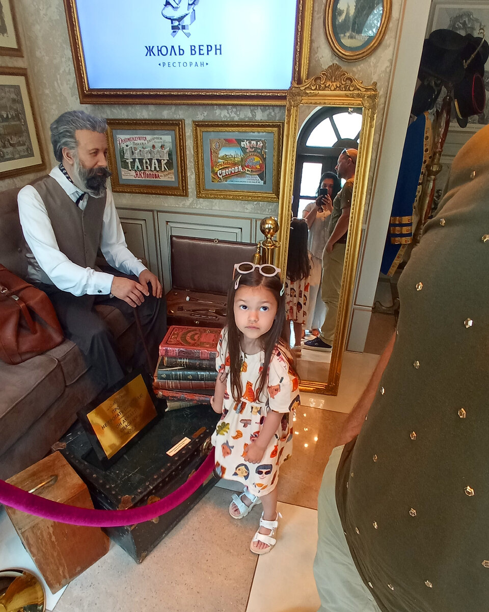 Подпись "Просьба не трогать писателя, он думает".