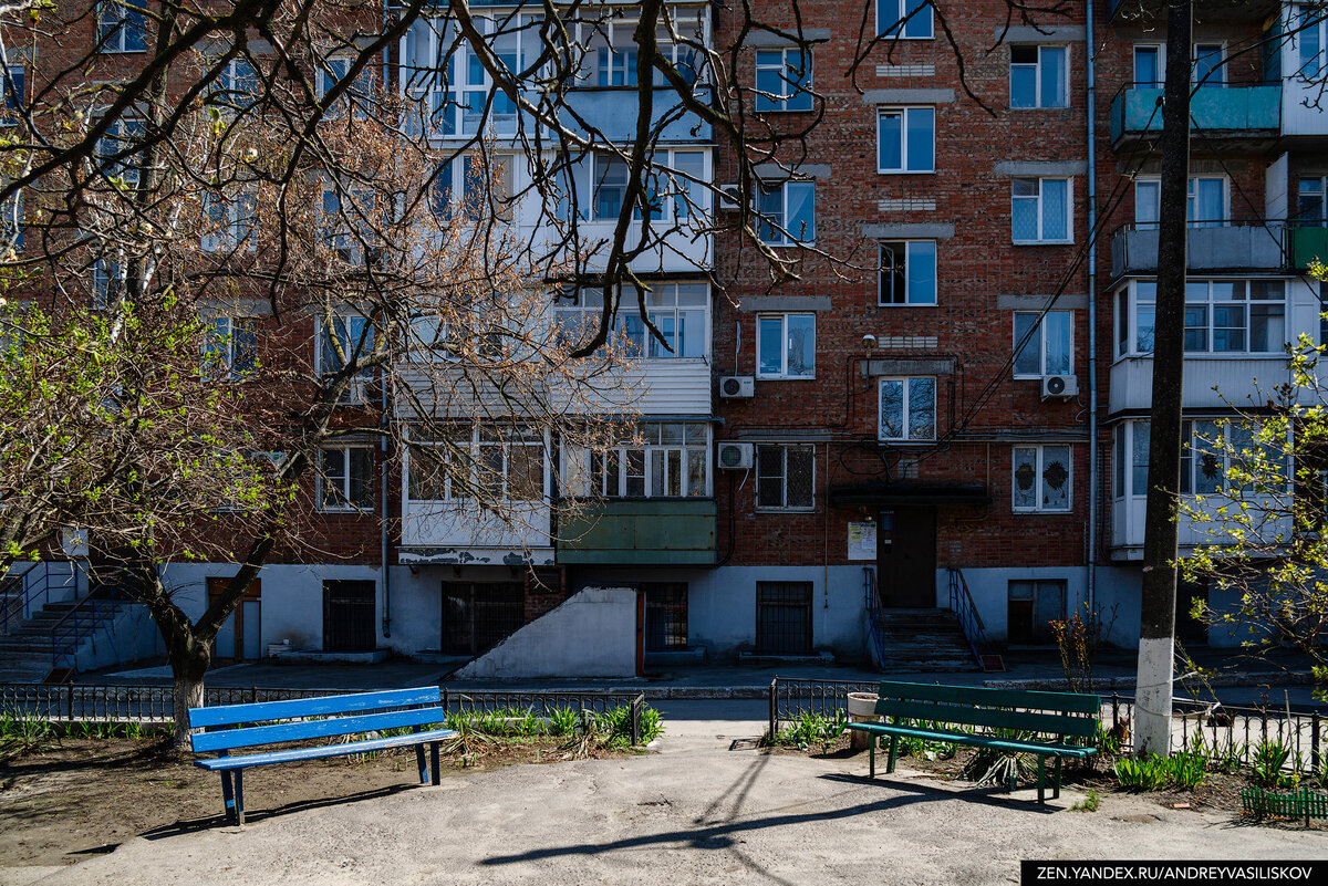 Увидел на стене в Таганроге табличку, что это лучший многоквартирный дом.  Зашёл посмотреть, что же в нём такого особенного | Путешествия и всего по  чуть-чуть | Дзен