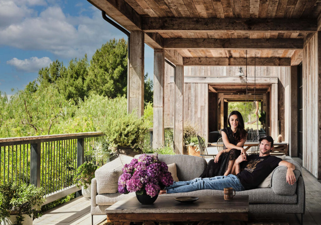 Диван: Cisco Home. Ландшафтный дизайн: L. Z. Design Group. Стиль: Rob & Mariel.
