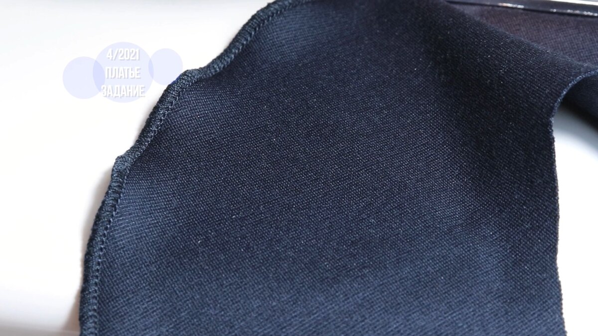 Обработать внешний срез волана ролевым швом на оверлоке.