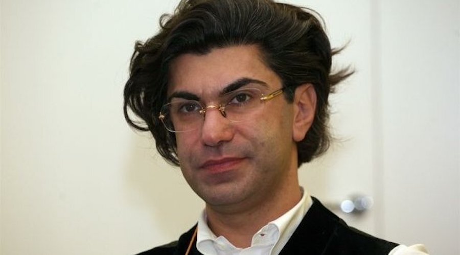 Когда люди привозили видеокассеты, чтобы продать, шмотки какие-то, а я ...