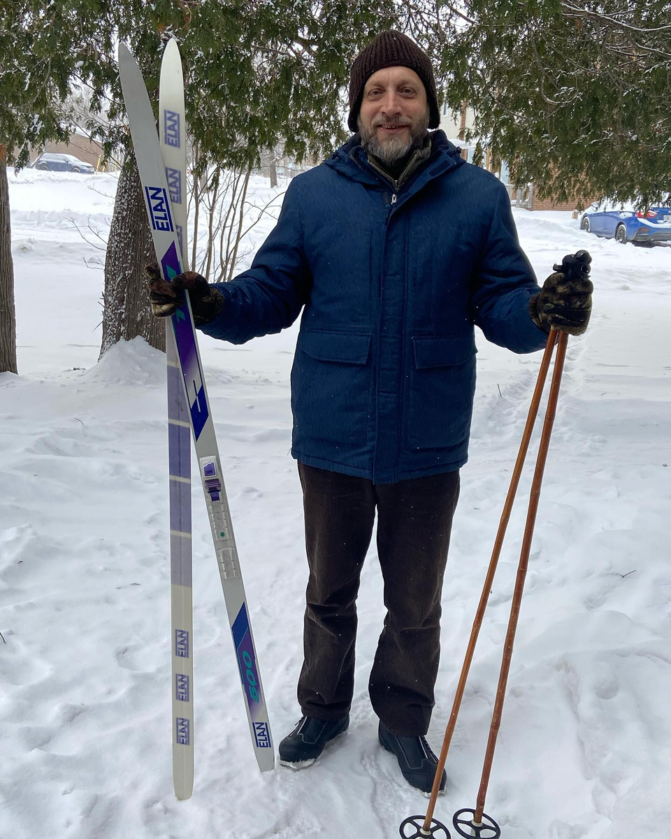 У нас все еще морозы! Ага, вот на эту шапку и села птичка