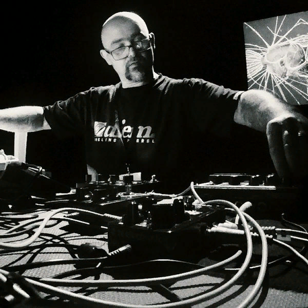 Харрис также работает и в сфере электронной музыки