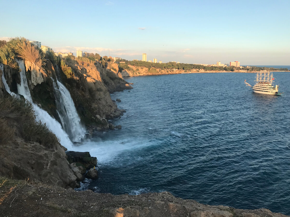 Из порта старого города можно уехать на морскую прогулку до водопада
