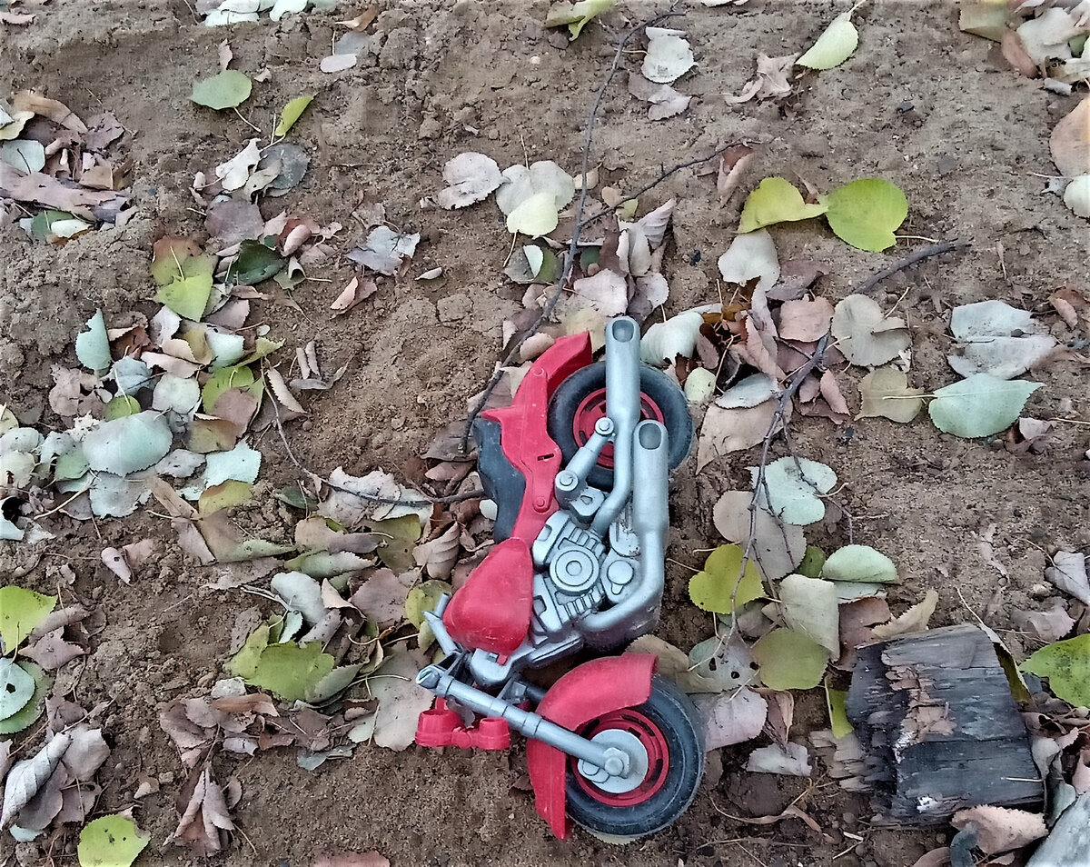 Брошенная игрушка. Печальная осень. Работа автора канала.