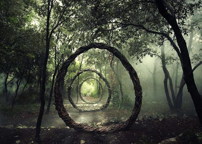 В 1968 году военный техник (по другим данным – турист) сделал снимок НЛО, блуждающего по Хойя-Бачу, и с тех пор этот лес приобрел необычную паранормальную репутацию во всем мире. Этот район известен как «Бермудский треугольник Трансильвании» — портал в другой мир.