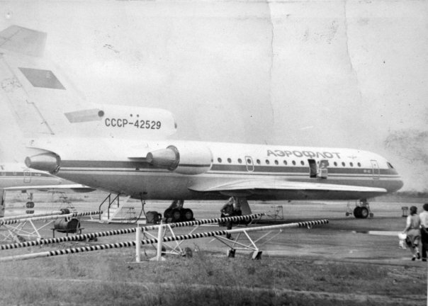 Як-42 СССР-42529 на одной из стоянок, аэропорт Пулково. Источник фото: aviaforum.ru.
