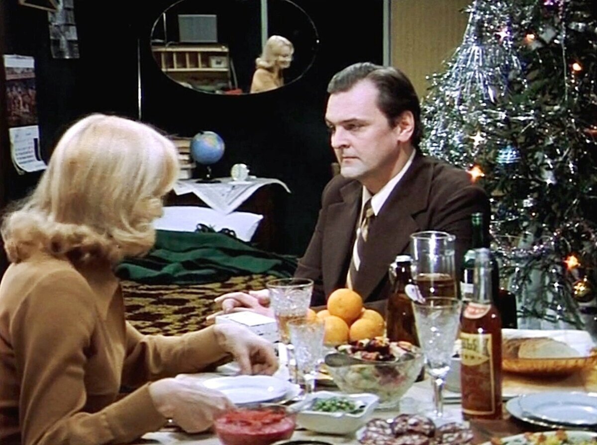 Стол с легким паром. С лёгким паром табличка. Стол с легким паром. Валентина талызина ирония судьбы. Табличка с легким паром из дерева.