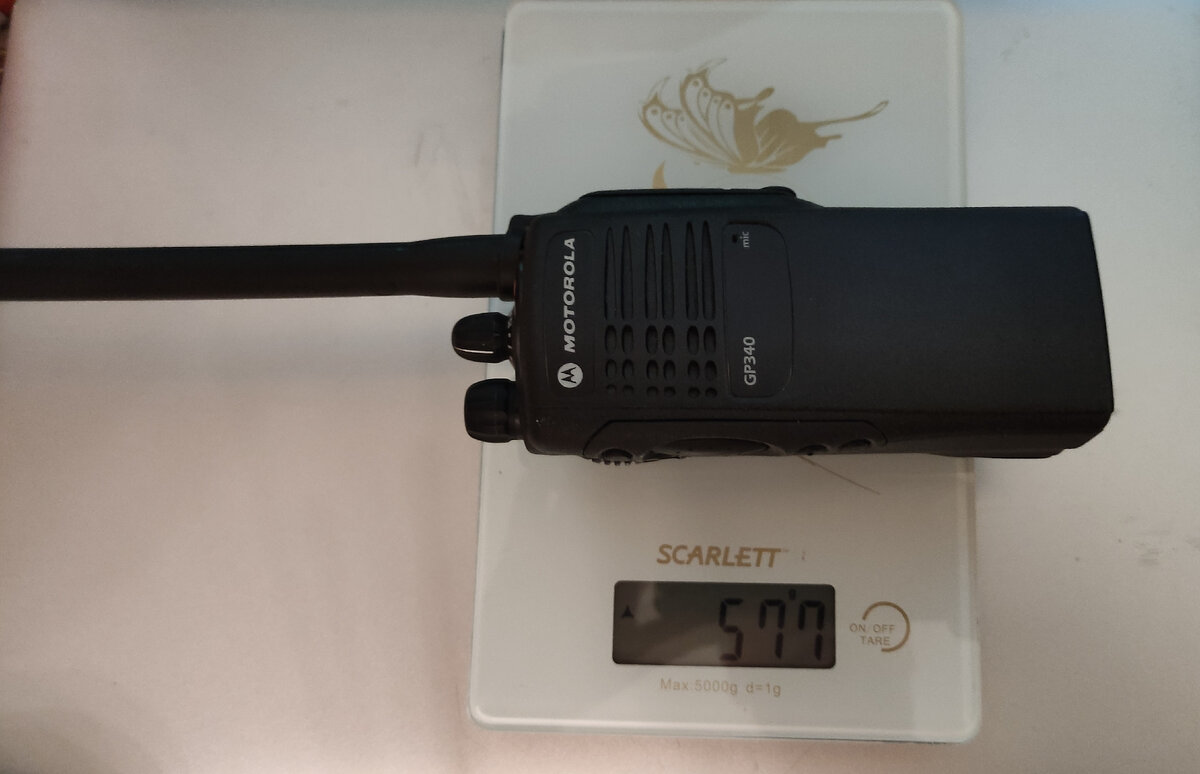 Вес рации Motorola GP340 LB1 в снаряжённом состоянии - 577 грамм. Собственно, это уже не "портативная" радиостанция, а "переносная" (в соответствии с принятой у чиновников от связи терминологией к портативным относятся радиостанции с весом до 400 грамм)