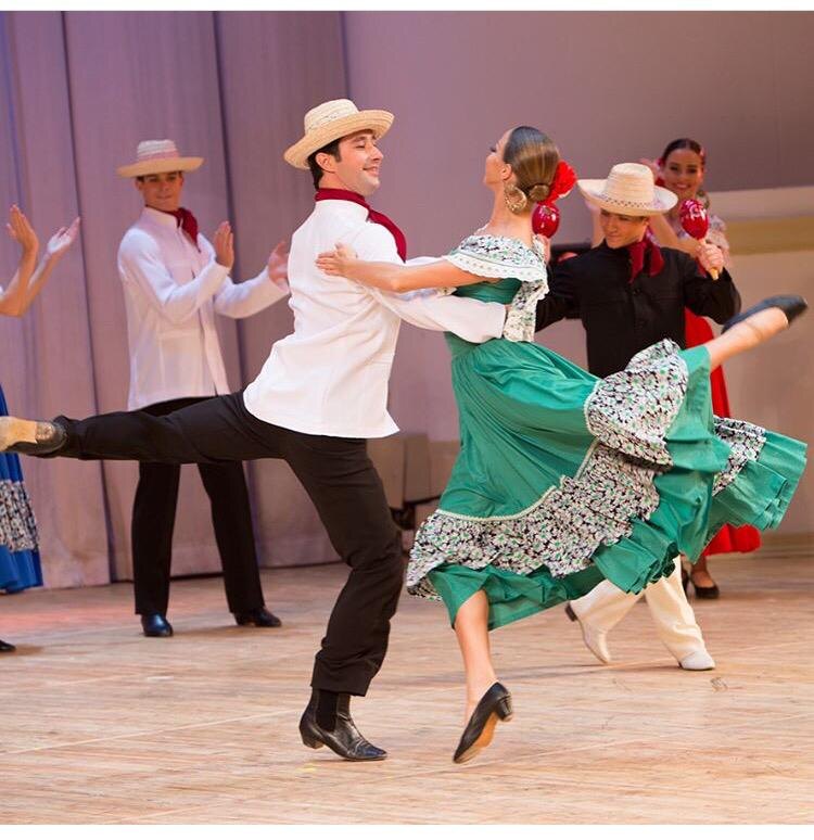 Солист ансамбля Игоря Моисеева Заслуженный артист России Никола1ддп) {