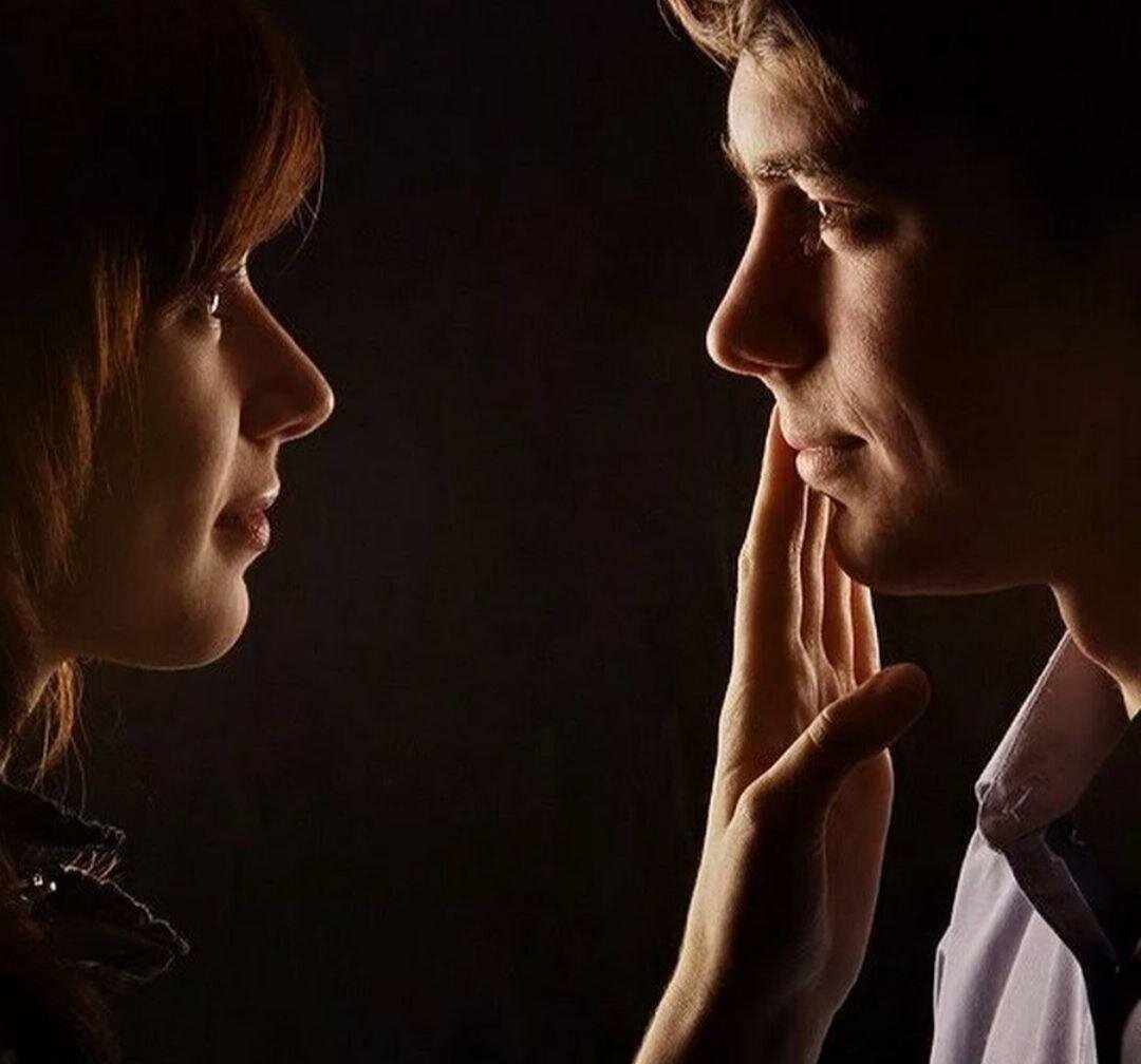 Чувства вслух. Нежные чувства. Влюбленные глаза. Мужчина и женщина глаза в глаза. Искренняя любовь.