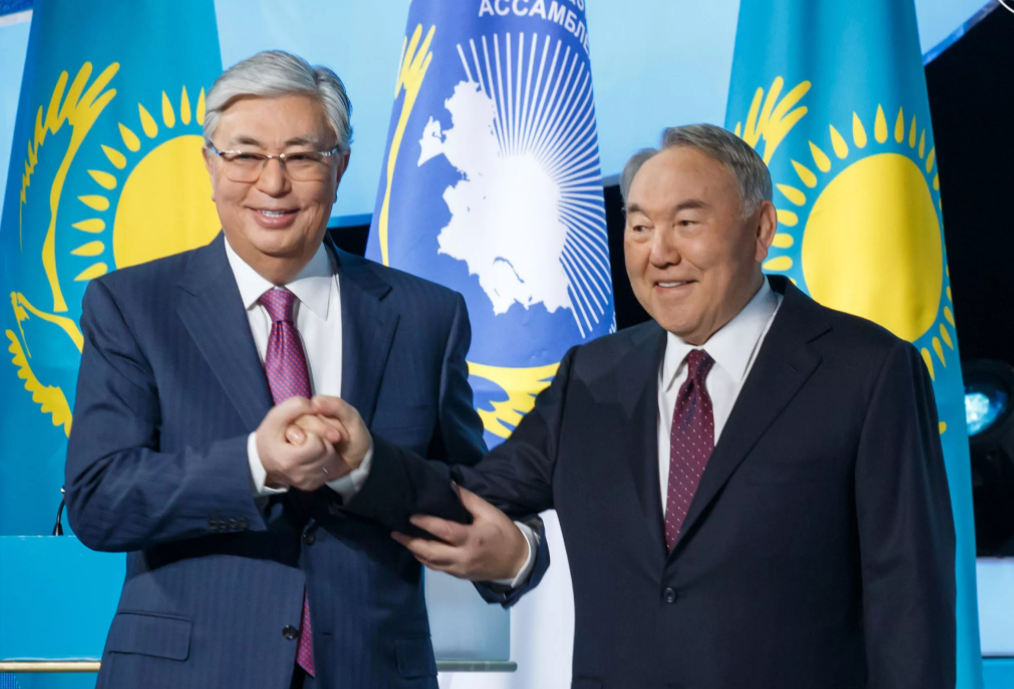 Нурсултан назарбаев. Шал кет казахстан. Токаев и назарбаев. Назарбаев в магазине. Нурсултан назарбаев.